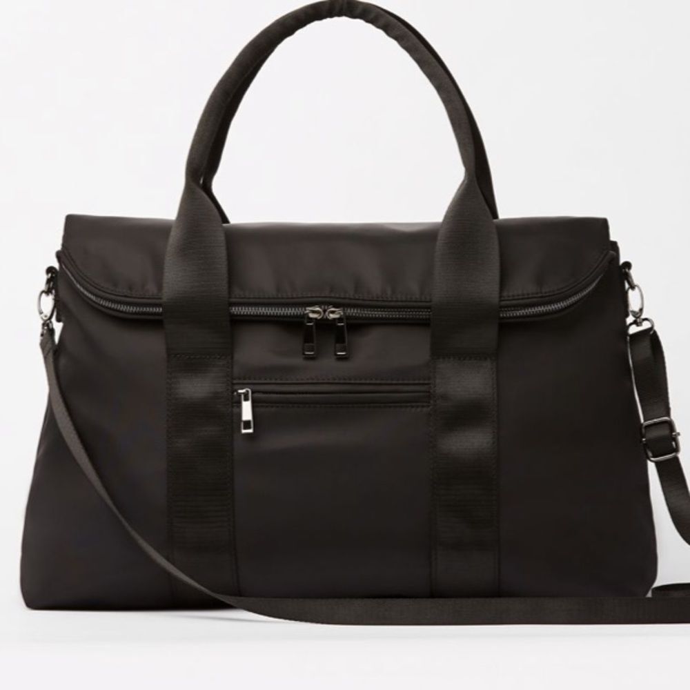 Fabletics The Grip Pocket Tote in Black